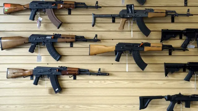 barack obama disparando un arma