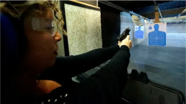 barack obama disparando un arma