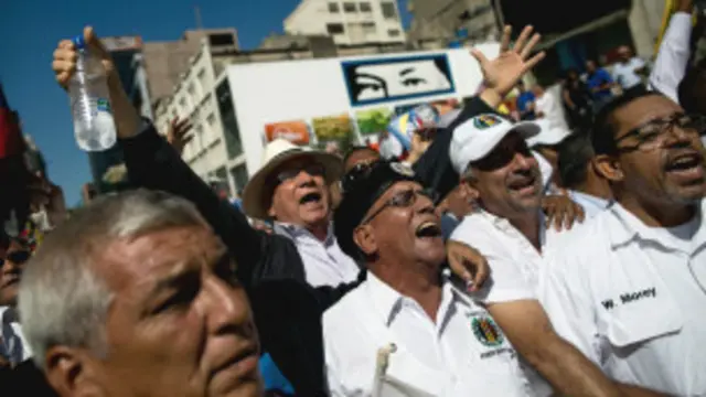 Manifestantes de la oposición celebran en los alredeores de la Asamblea Nacional.