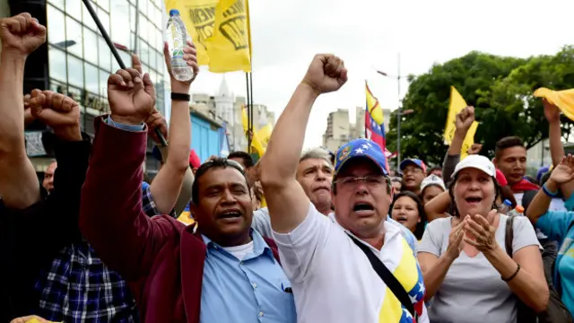 Opositores marchando en Caracas