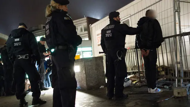 پولیس کا کہنا ہے کہ سالِ نو کے جشن کے دوران ایک گروہ کے خواتین کو ہراساں کیا ہے