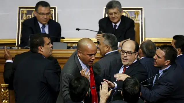 La sesión tuvo un momento de tensión que desembocó en la retirada de los oficialistas.