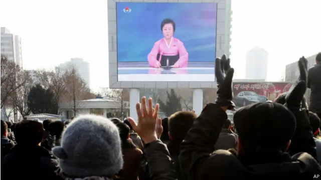 उत्तर कोरिया में लोग परमाणु परीक्षण की ख़बर टीवी पर देखते हुए.