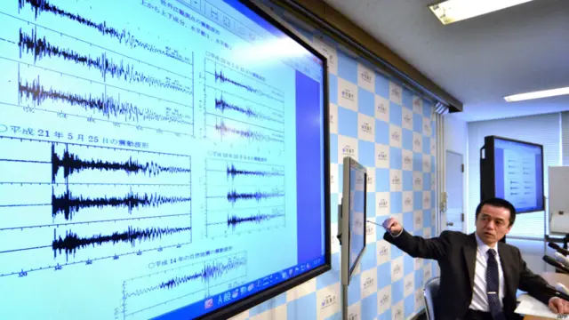 日本气象厅官员讲解侦测到的朝鲜地震情况