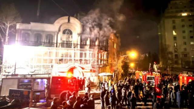 تجمع کنندگان نخست در مشهد و سپس در تهران وارد اماکن دیپلماتیک عربستان شدند و به تخریب آن پرداختند