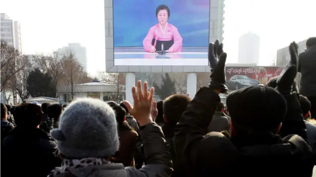 朝鲜民众观看新闻报道,播报员李春姬宣布朝鲜进行氢弹试验成功