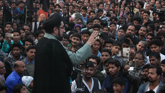 कल्बे जब्बाद प्रदर्शन को संबोधित करते हुए.