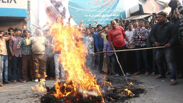 शिया धर्मगुरु की फांसी का लखनऊ में विरोध करते लोग.