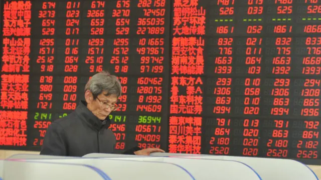 一民众行经安徽的股票交易看板。