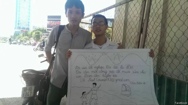 Trước đó, mạng xã hội tại Việt Nam cũng bàn tán xôn xao về một người cầm biển xin việc khác