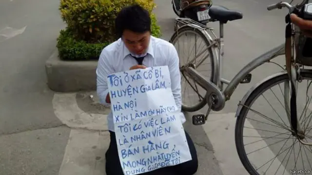 Nguyễn Việt Hải cầm biển đi xin việc và sau đó bị một trang tin trong nước tìm hiểu và cho là 'có bệnh tâm thần'