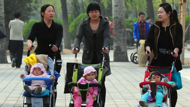 中国的独生子女政策推行了30多年，在今年初开始解禁，允许人们生两个孩子。
