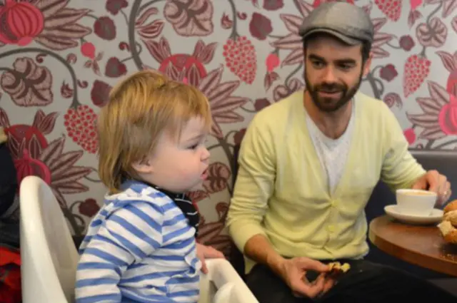 Fredrik Casservik con su hijo, Elton