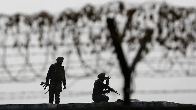 پٹھان کوٹ میں ہونے والے حملے میں بھارت کے سات فوجی ہلاک ہوئے تھے اور چار دن تک جاری رہنے والے آپریشن کے بعد چھ شدت پسند بھی مارے گئے تھے