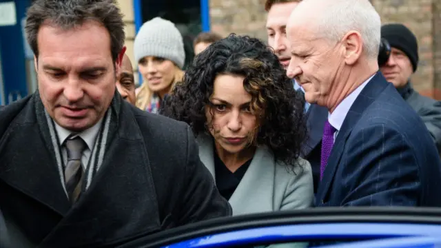 Eva Carneiro (tengah) menghadiri sidang didampingi suaminya, Jason De Carteret (kanan).