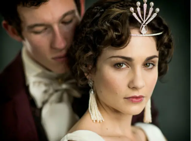 "Мне говорили, что ее брат Анатоль был влюблен в нее, и она влюблена в него" - эту фразу Пьера Безухова из романа авторы фильма развили в любовную сцену между братом и сестрой