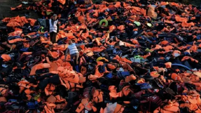 أعداد ضخمة من سترات النجاة التي خلفها مهاجرون في جزيرة ليزبوس اليونانية.