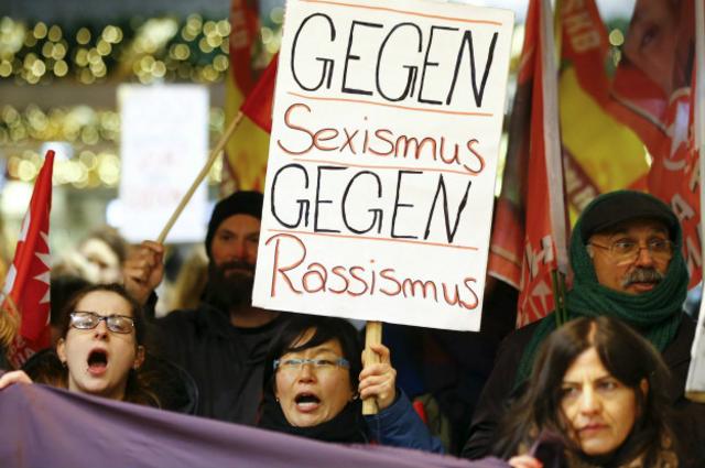 Сотни участниц акции протеста потребовали от Меркель радикальных мер