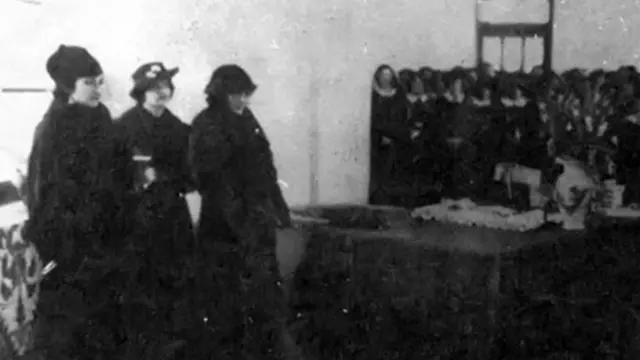 ملکه و شاهزادگان بدون حجاب در دانشسرا