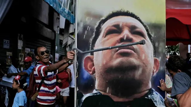 Algunos ciudadanos también mostraron su rechazo a la retirada de los retratos de Chávez.