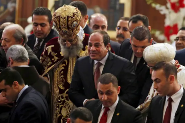 Presiden Mesir Adbel Fattah al-Sisi, didampingi Paus Tawadros II, menyapa umat Kristen Ortodoks pada misa malam Natal di Kairo. 