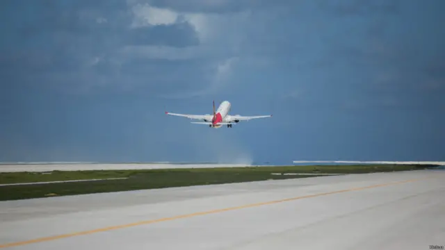 永暑礁机场跑道长3000公尺，是中国自2014年开始，在南沙群岛填岛礁兴建的三个机场其中之一。