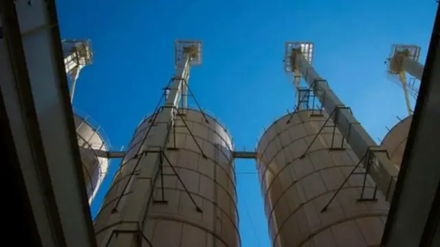 عالمی سطح پر تیل کی سپلائی اتنی زیادہ کی گئی ہے کہ ممالک کے پاس اسے ذخیرہ کرنے کی جگہ کم پڑ گئی ہے