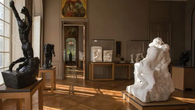 Di Musee Rodin yang baru direnovasi, The Kiss mendapat posisi yang penting.