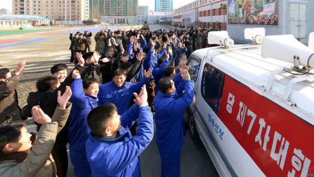 朝鲜民众在得知当局成功试爆氢弹后欢呼。