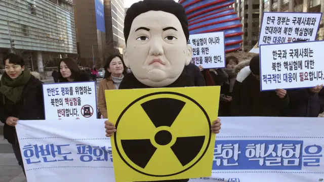 韩国大学生示威抗议朝鲜宣称试爆氢弹。