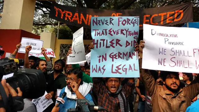 एफ़टीआईआई के बाहर प्रदर्शन करते छात्र.