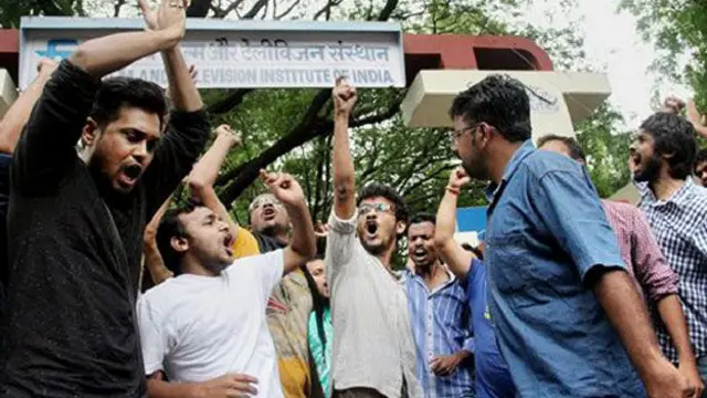 विरोध प्रदर्शन करते एफ़टीआईआई के छात्र.