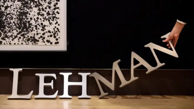 2008年竞选过程中，雷曼兄弟提出破产。这是美国历史上最大规模的破产案。