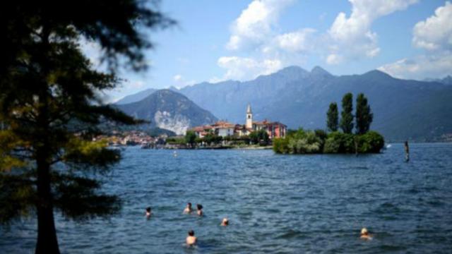 意大利人最热衷的国内度假方式：在马焦雷湖(Lake Maggiore)畅游（图片来源：Gabriel Bouys/Getty）