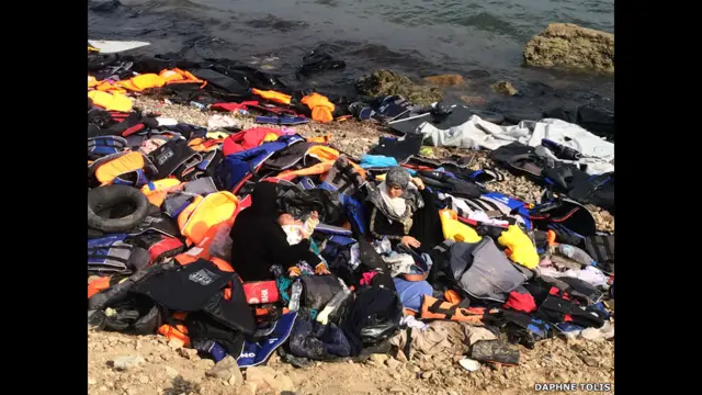 Женщины на горе спасательных жилетов