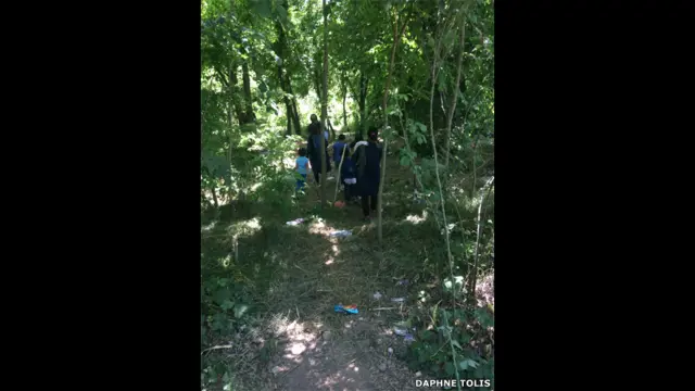 Группа мигрантов в лесу на границе с Македонией