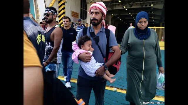 Мигранты сходят с парома