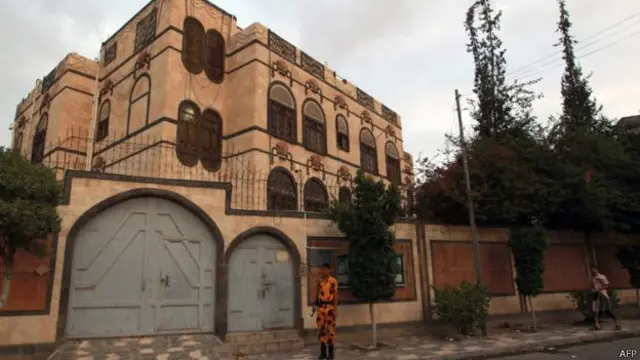 تقول إيران إن بعض حراس السفارة اصيبوا في قصف طائرات التحالف بقيادة السعودية (صورة من الأرشيف)