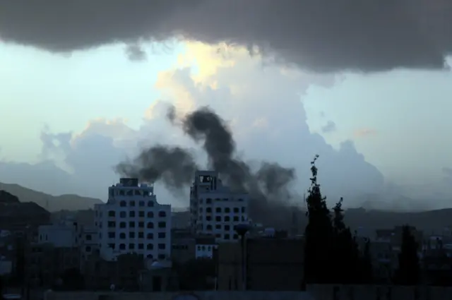 عکسی مربوط به ششم ژانویه، از حمله هوایی عربستان سعودی در صنعا. طبق گزارش ها دور تازه ای از این حملات علیه مواضع حوثی ها از سر گرفته است. 