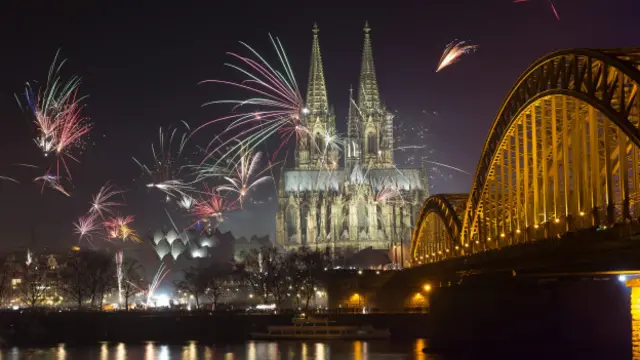Фейерверки в Кёльне в новогоднюю ночь - 1 января 2016 г.