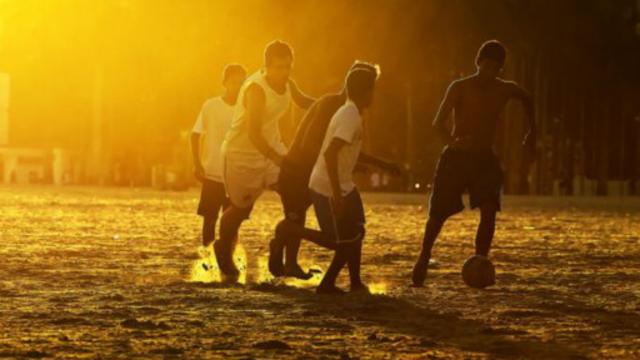 在桑托斯的海滩上踢足球（图片来源：Ronaldo Schemidt/Getty）