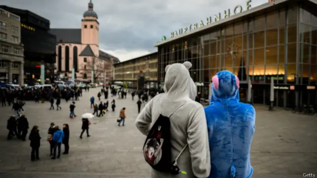 德國警方的一份內部報告顯示，在科隆火車站附近，婦女們被迫在喝醉酒和富有進攻性的男性人群的攻擊中奔逃。