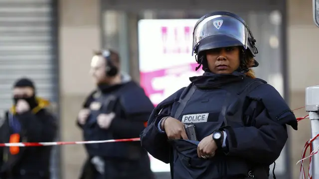 У Парижі все ще багато поліції на вулицях