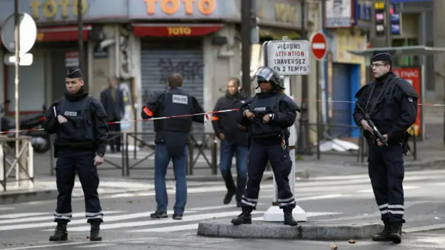 Полицейские на улице