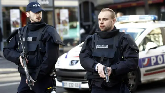 Полицейские на улице