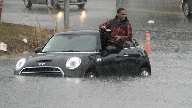 Un hombre dentro de un carro