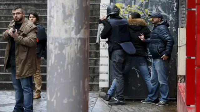 पेरिस में हमले के बाद तैनात सुरक्षाकर्मी.