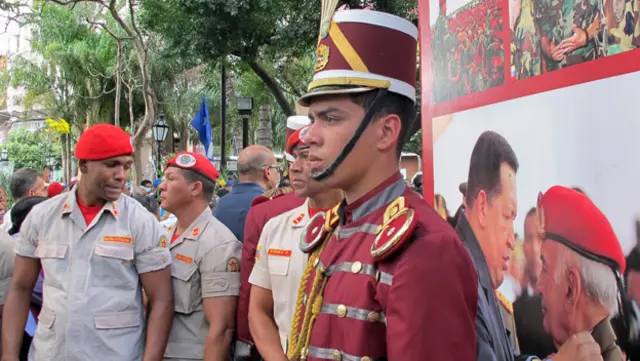 Militar y Chávez