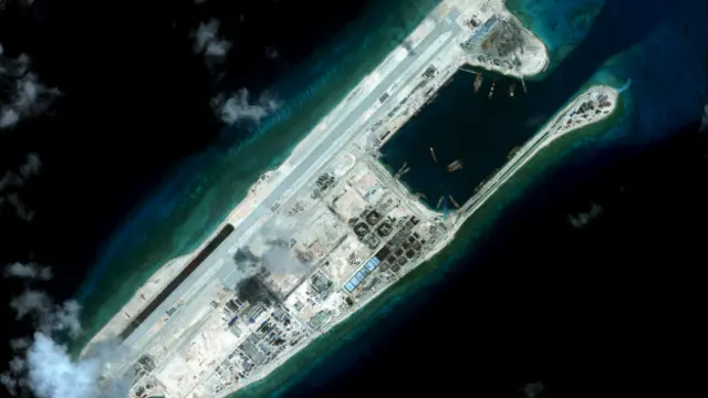 Islas artificiales construidas por China sobre unos arrecifes.