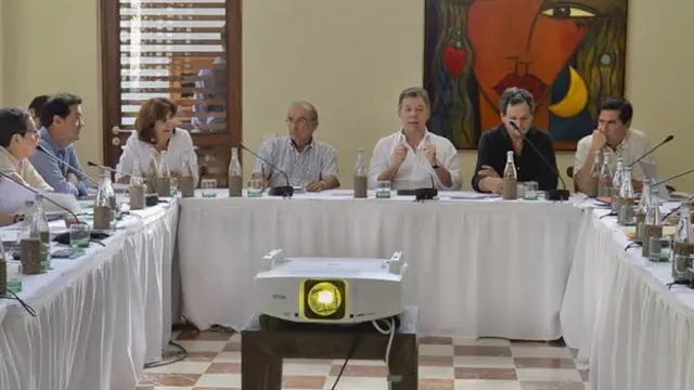 Equipo negociador del gobierno de Colombia y asesores internacionales con el presidente Juan Manuel Santos y ministros
